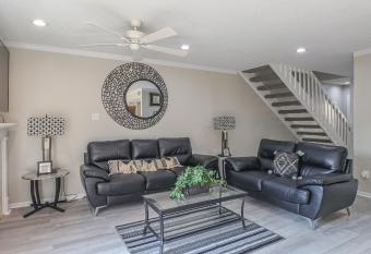 Spacious Cozy Condo! Perfect for longer stays has Balcony rooms