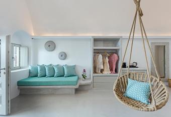 Kaleidoscope Imerovigli Suites has rooms with a private hot tub