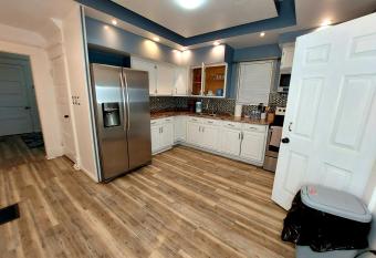 Fall Creek Cheerful has Balcony rooms