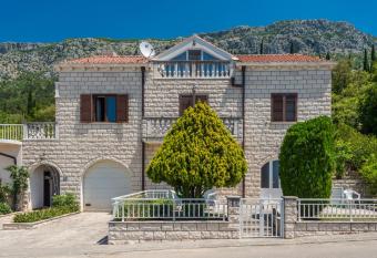 Village apartments Mimi allows 18 year olds to book a room