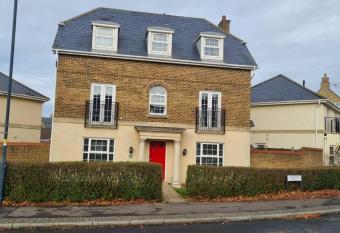 Swindon 6 deluxe doubles 2 with en suite in large house allows 18 year olds to book a room