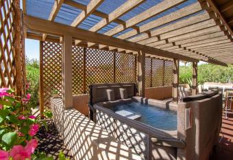 Great Vibe House + Hot Tub, Minutes to JTree Park has rooms with a private hot tub