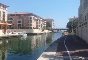 Sur le quai de port fr  jus allows 18 year olds to book a room