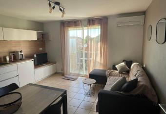    200m de la mer super logement Cocoon (parking) has Balcony rooms