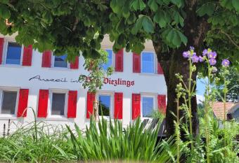 Auszeit im Bad Diezlings allows 18 year olds to book a room