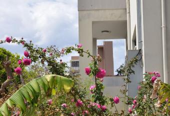 Fotini  s apartment near the city center. has rooms with a private hot tub