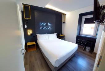 Hotel Aurora Duino allows 18 year olds to book a room