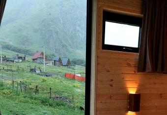 mood villa Kazbegi has rooms with a private hot tub