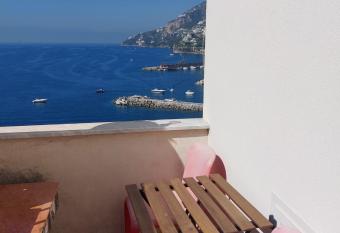 La Stanza sul Porto camera matrimoniale piccina piccina con vista sul porto di AMALFI con bagno privato has Balcony rooms