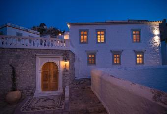 Antoinette Mansion allows 18 year olds to book a room