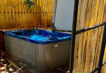 Luxury Spalato Garden has rooms with a private hot tub