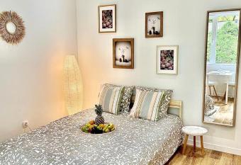 Les Cocons Botanique has Balcony rooms