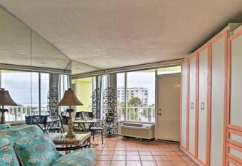 Absolute Beach - Sea View at Symphony Beach Club! has Balcony rooms