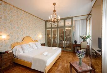 Hotel Continental has rooms with a private hot tub