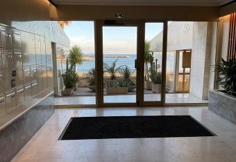 Somptueux appartement face    la mer has Balcony rooms