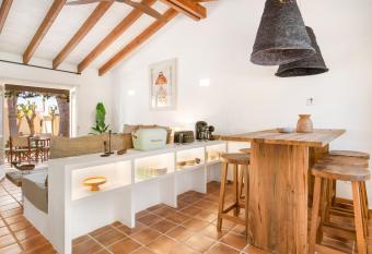 Villas Sensacions Menorca en complejo Pueblo Menorqu  n allows 18 year olds to book a room