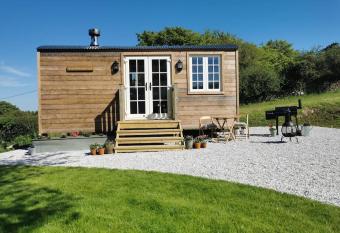Elvan Farm Shepherd s Hut allows 18 year olds to book a room