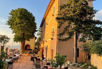 AGRITURISMO Villino Bellavista allows 18 year olds to book a room