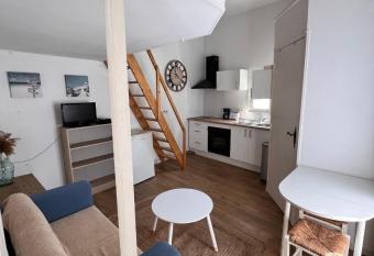 Studio with mezzanine in the heart of old Antibes wifi air conditioning has Balcony rooms