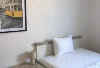 Pension Highway B  nde Hansastra  e allows 18 year olds to book a room