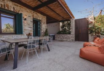 Lefkara Luxury Suites has rooms with a private hot tub