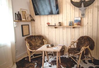 Studio Insolite Viking allows 18 year olds to book a room