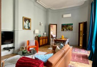 CARCASSONNE HISTORIC DUPLEX 4 star air conditioned APARTEMENT d`  GLANTINE allows 18 year olds to book a room