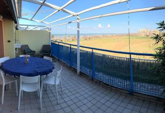 A pochi passi dal mare has Balcony rooms