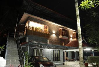 Anandam Stays - Premium 3BHK plush homestay, Vaikom near Kumarakom has Balcony rooms