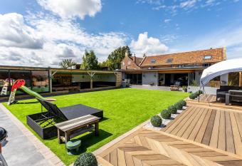 Wood View Barn has rooms with a private hot tub