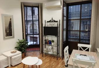 Central Market Parking opcional by Salamancavacacional has Balcony rooms