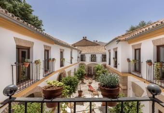 L  bere C  rdoba Patio Santa Marta allows 18 year olds to book a room