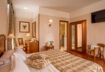 Albergo Ottocento has rooms with a private hot tub