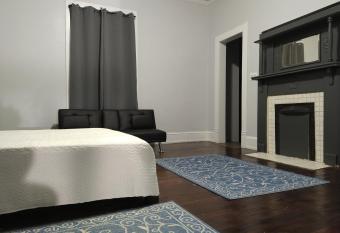 Luxury suite and bathroom rm 6 allows 18 year olds to book a room