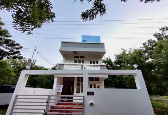 La Maison Aurele Near Auroville beach has Balcony rooms