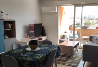 Appartement avec grande terrasse    15 mn de la mer allows 18 year olds to book a room