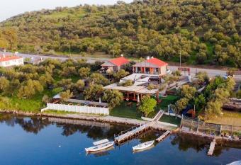 QCUNDA OTEL has Smoking/Balcony rooms