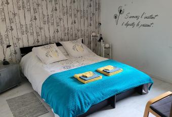 Les cigales has Balcony rooms