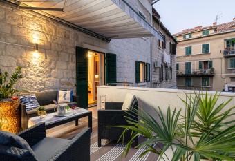 Comfort apartment near Ba  vice beach (center) has rooms with a private hot tub