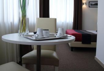 Stelle Hotel The Businest has rooms with a private hot tub