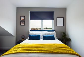 Large, Stylish Maisonette In Liverpool, Opposite Sefton Park allows 18 year olds to book a room