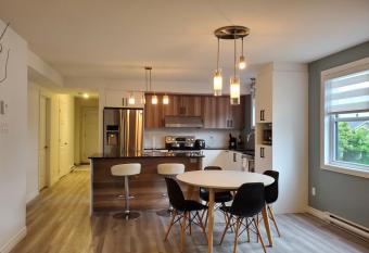 Logement charmant avec stationnement sur place has Balcony rooms