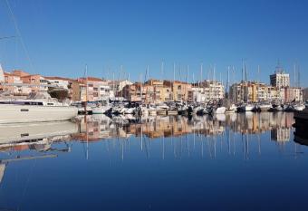 L abcd has Balcony rooms