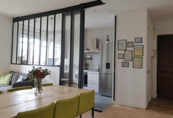 Le Cosy- croix rousse has Balcony rooms