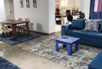 Spacious 3 bedroom apartment - FAMILIES ONLY has rooms with a private hot tub