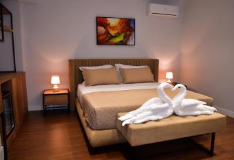 313 Villa has rooms with a private hot tub