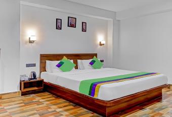 The Royale Crest has Smoking rooms