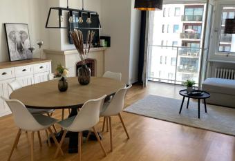 Appartement place L  opold 1er    la panne    100m de la plage has Balcony rooms