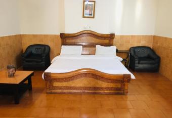 Hotel Shiv Mansion, Above Bata Showroom has Balcony rooms