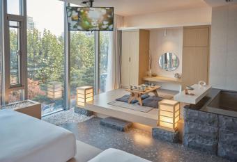 UH Suite The Seoul has rooms with a private hot tub